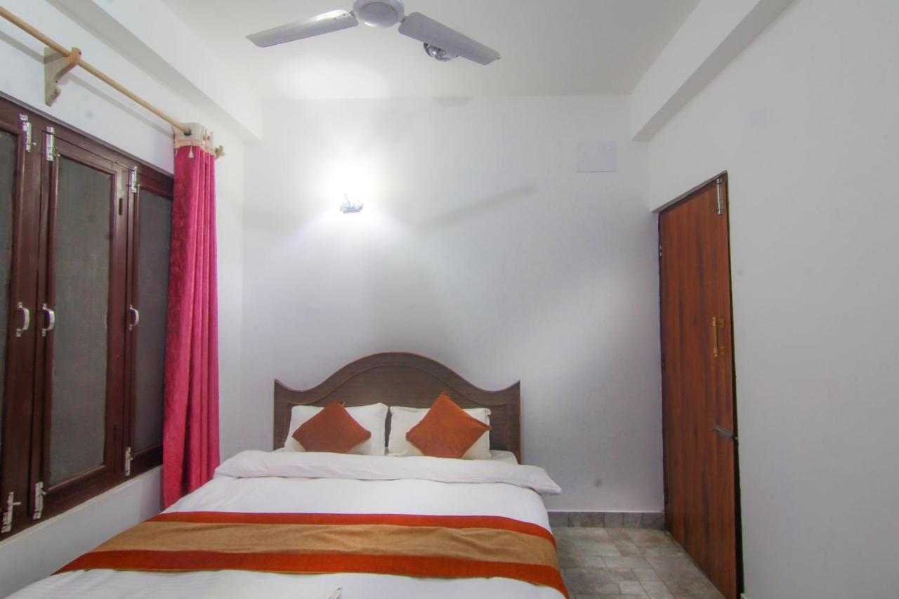 Hotel Chitwan Park Village Sauraha Eksteriør billede