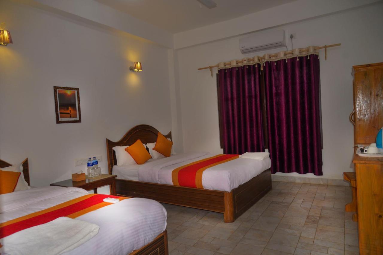 Hotel Chitwan Park Village Sauraha Eksteriør billede